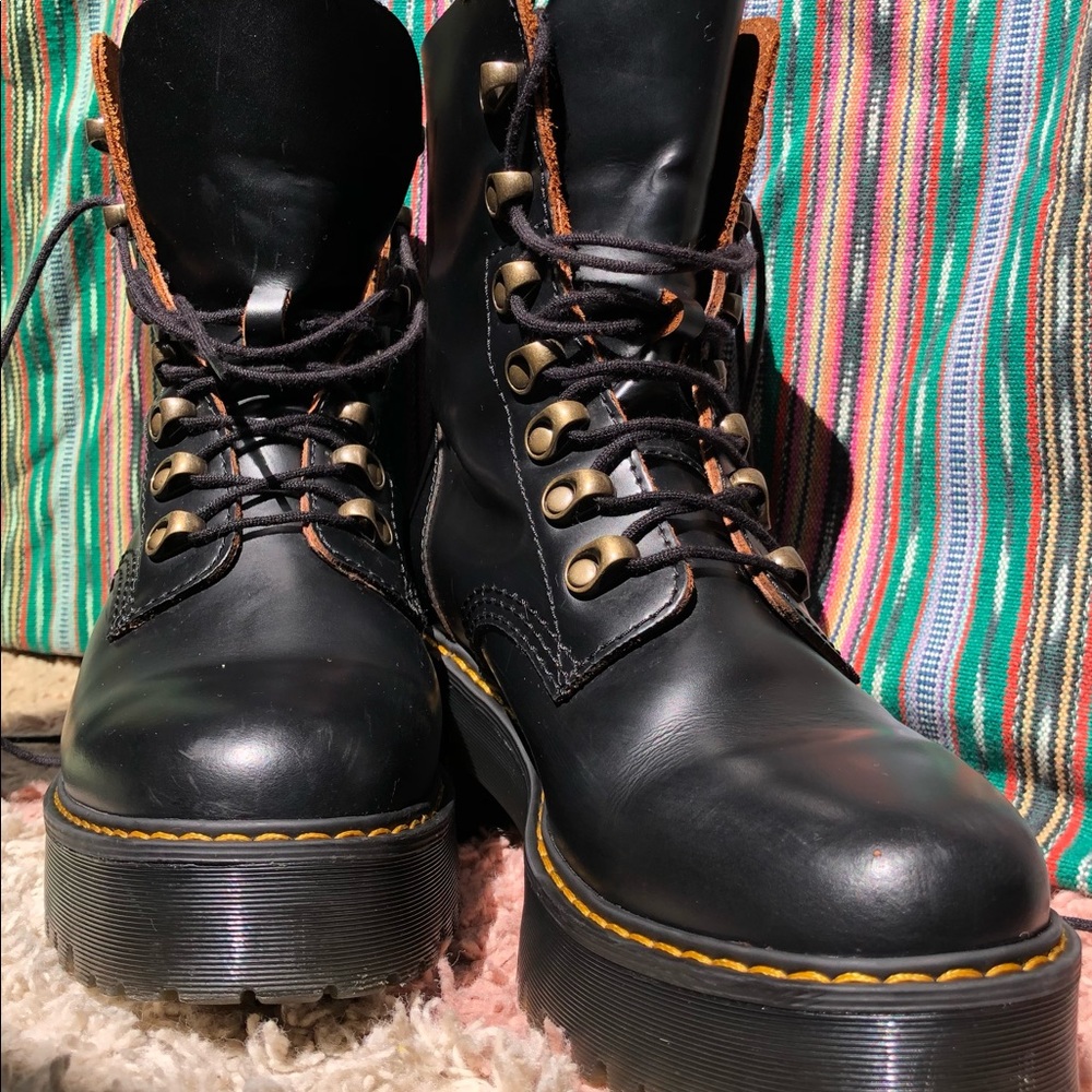 Doc Marten Leona heeled boot